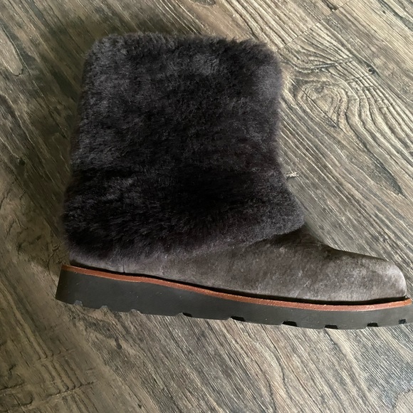 UGG Chocolate Suede Shearling Women Boots Size US 6 - Picture 2 of 9